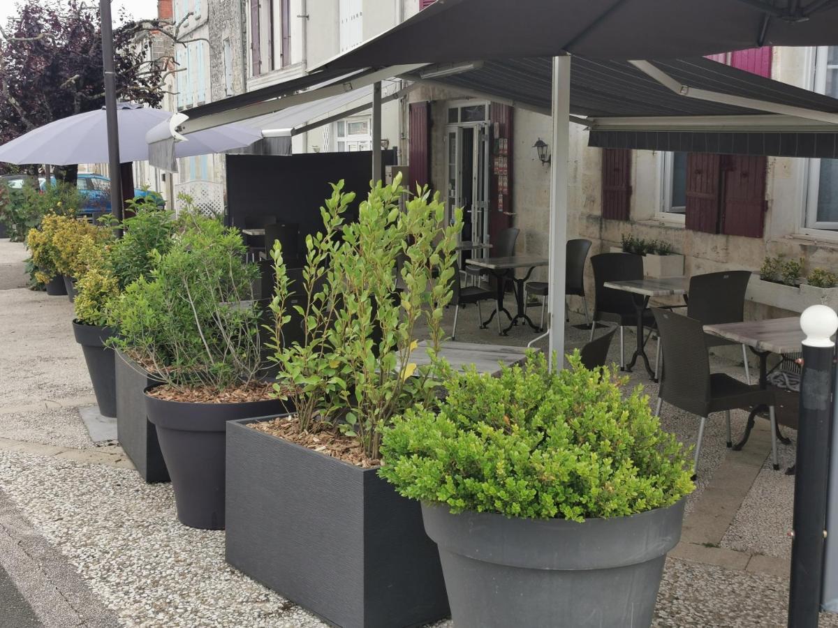 Hotel Logis & Restaurant Le Savinien 2*