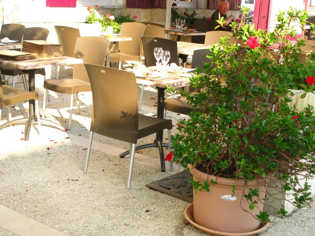 Hotel Logis & Restaurant Le Savinien 2*