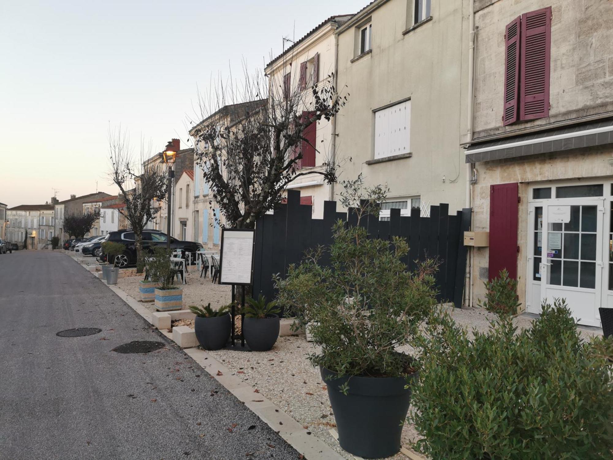 Hotel Logis & Restaurant Le Savinien Saint-Savinien